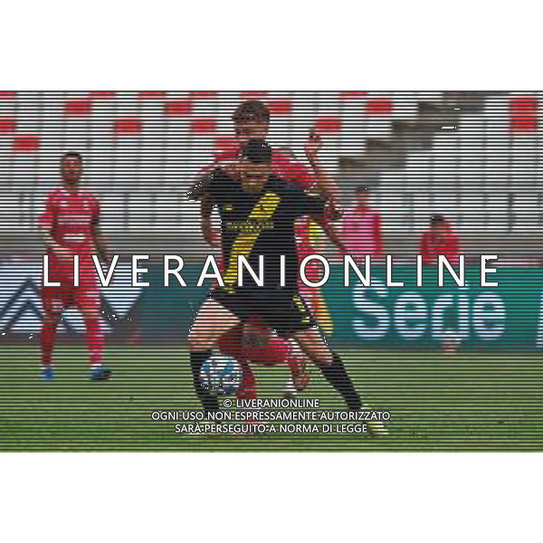 TVEM April 25, 2025 Bari, Italy - SSC Bari vs Modena FC 1912 - Italian soccer serie B 2024/25 - San Nicola Stadium. In the pic: Simone Santoro of Modena FC 1912 in action against Nicholas Bonfanti of SSC Bari foto emmanuele mastrodonato-ag aldo liverani sas
