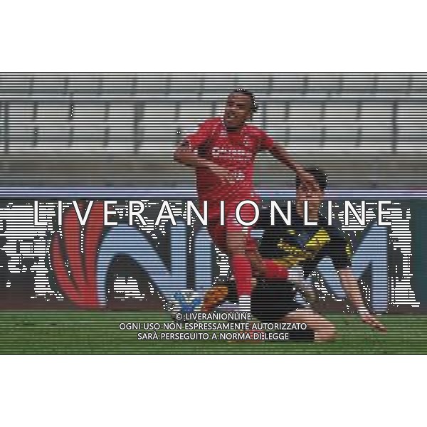 TVEM April 25, 2025 Bari, Italy - SSC Bari vs Modena FC 1912 - Italian soccer serie B 2024/25 - San Nicola Stadium. In the pic: Mehdi Emile Dorval of SSC Bari in action against Alessandro Di Pardo of Modena FC 1912 foto emmanuele mastrodonato-ag aldo liverani sas