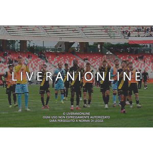 TVEM April 25, 2025 Bari, Italy - SSC Bari vs Modena FC 1912 - Italian soccer serie B 2024/25 - San Nicola Stadium. In the pic: Players of Modena FC 1912 celebrates the victory foto emmanuele mastrodonato-ag aldo liverani sas