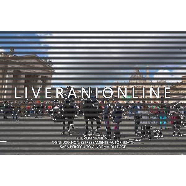 Città del Vaticano - 25 Aprile 2025 Preparativi dei media e servizio d\'ordine e Sicurezza delle Forze dell\'ordine nella zona di San Pietro in vista del funerale di Papa Francesco Nella Foto: Vista Generale - Polizia a Cavallo  Andrea Bracaglia - AGENZIA ALDO LIVERANI SAS
