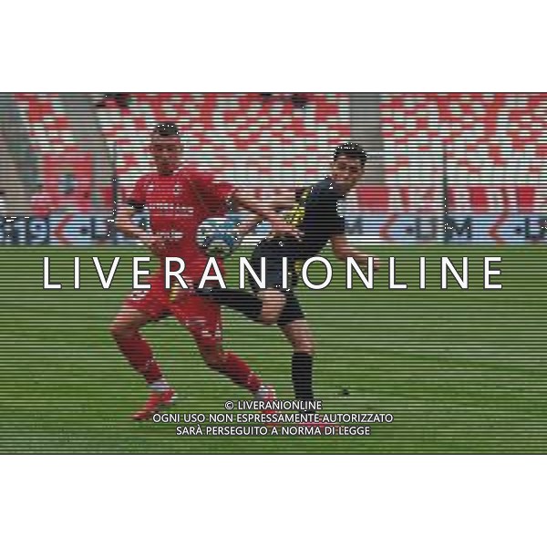 TVEM April 25, 2025 Bari, Italy - SSC Bari vs Modena FC 1912 - Italian soccer serie B 2024/25 - San Nicola Stadium. In the pic: Giuseppe Caso of Modena FC 1912 in action against Cesar Falletti of SSC Bari ©TVEM Emmanuele Mastrodonato - AGENZIA ALDO LIVERANI SAS