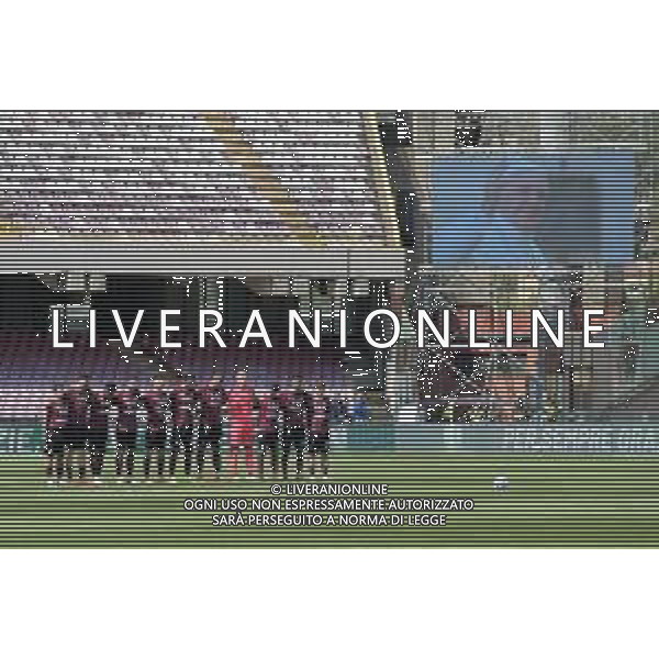 25 04 2025 - Salerno. Stadio Arechi. Campionato Serie B. Salernitana-Cosenza Nella foto la formazione della salernitana schierata durante il minuto di silenzio per la morte di Papa Francesco Foto Giuseppe Cuozzo/Agenzia Liverani- AGENZIA ALDO LIVERANI SAS