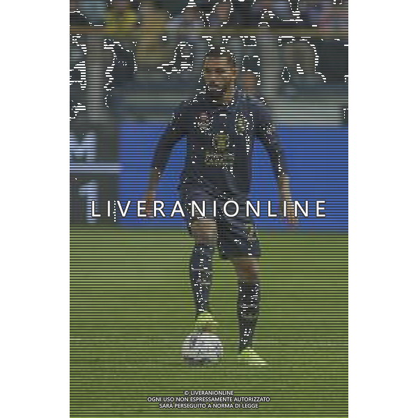 Douglas Luiz of Juventus FC play the ball during Parma Calcio vs Juventus FC, 33° Serie A Enilive 2024-25 game at Ennio Tardini stadium in Parma (PR), Italy, on April 23, 2025. (Photo by Davide Casentini)- AGENZIA ALDO LIVERANI SAS