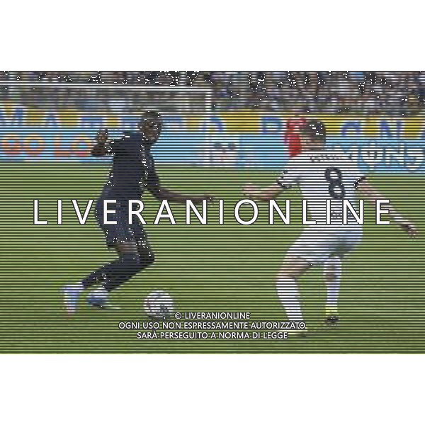 Randal Kolo Muani of Juventus FC competes for the ball with Nahuel Estevez of Parma AC during Parma Calcio vs Juventus FC, 33° Serie A Enilive 2024-25 game at Ennio Tardini stadium in Parma (PR), Italy, on April 23, 2025. (Photo by Davide Casentini)- AGENZIA ALDO LIVERANI SAS