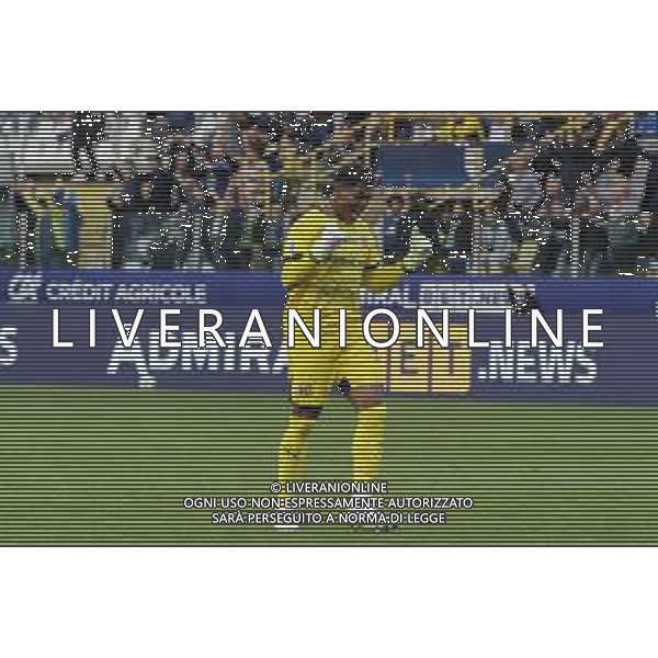 Zion Suzuki of Parma AC celebrates Mateo Pellegrino of Parma AC goal during Parma Calcio vs Juventus FC, 33° Serie A Enilive 2024-25 game at Ennio Tardini stadium in Parma (PR), Italy, on April 23, 2025. (Photo by Davide Casentini)- AGENZIA ALDO LIVERANI SAS