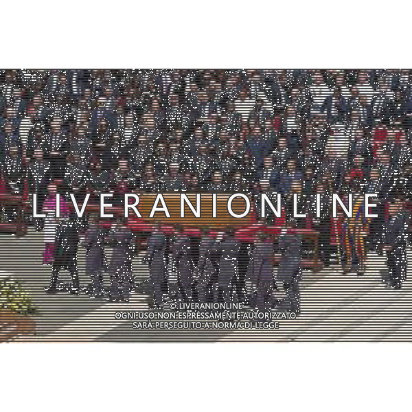 Citta’ del Vaticano - 26 Aprile 2025 Funerale di Papa Francesco Nella Foto: Sergio Mattarella, Laura Mattarella, Javier Mileni, Fatima Florez, Giorgia Meloni, Ignazio La Russa, Antonio Tajani, Matteo Salvini, Rania di Giordania, Principe William di Galles al termine della cerimonia. Il feretro viene riportato nella Basilica di San Pietro  Andrea Bracaglia- AGENZIA ALDO LIVERANI SAS