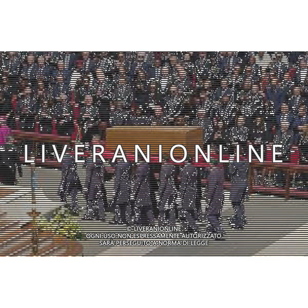 Citta’ del Vaticano - 26 Aprile 2025 Funerale di Papa Francesco Nella Foto: Sergio Mattarella, Laura Mattarella, Javier Mileni, Fatima Florez, Giorgia Meloni, Ignazio La Russa, Antonio Tajani, Matteo Salvini, Rania di Giordania, Principe William di Galles al termine della cerimonia. Il feretro viene riportato nella Basilica di San Pietro  Andrea Bracaglia- AGENZIA ALDO LIVERANI SAS