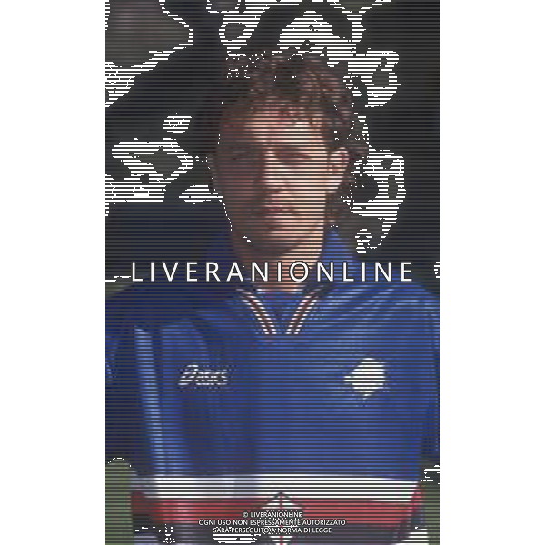 DIAP-RETROSPETTIVA NICOLA ZANINI CALCIATORE NELLA FOTO NICOLA ZANINI CON LA MAGLIA DELLA SAMPDORIA CALCIO AG ALDO LIVERANI SAS