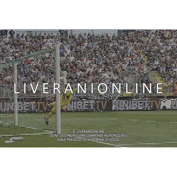 Mike Maignan of AC Milan makes a save during Venezia FC vs AC Milan, 34° Serie A Enilive 2024-25 game at Pier Luigi Penzo stadium in Venezia (VE), Italy, on April 27, 2025. (Photo by Davide Casentini)- AGENZIA ALDO LIVERANI SAS