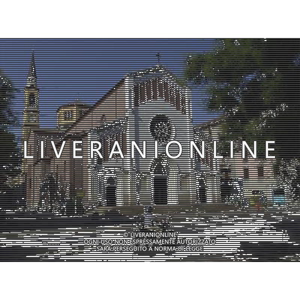 MILANO AGOSTO 2003 NELLA FOTO L\' ESTERNO DELLA CHIESA DI SANTA MARIA DEL SUFFRAGIO FOTO MARIO ROMANO/AG. ALDO LIVERANI