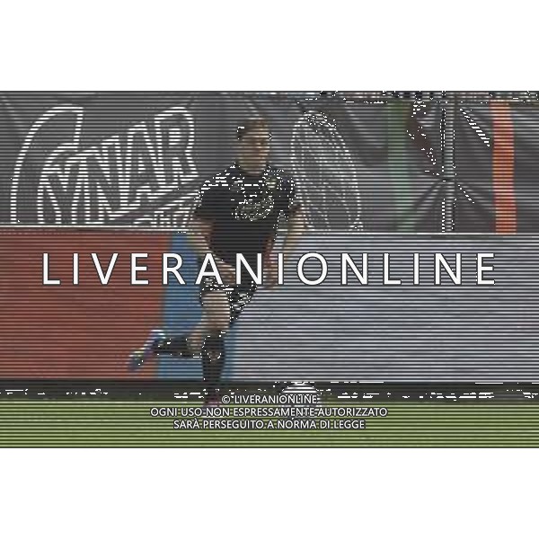 Hans Nicolussi Caviglia of Venezia FC play the ball during Venezia FC vs AC Milan, 34° Serie A Enilive 2024-25 game at Pier Luigi Penzo stadium in Venezia (VE), Italy, on April 27, 2025. (Photo by Davide Casentini)- AGENZIA ALDO LIVERANI SAS
