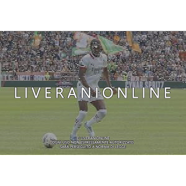 Fikayo Tomori of AC Milan play the ball during Venezia FC vs AC Milan, 34° Serie A Enilive 2024-25 game at Pier Luigi Penzo stadium in Venezia (VE), Italy, on April 27, 2025. (Photo by Davide Casentini)- AGENZIA ALDO LIVERANI SAS