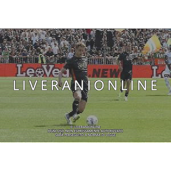 Alessio Zerbin of Venezia FC play the ball during Venezia FC vs AC Milan, 34° Serie A Enilive 2024-25 game at Pier Luigi Penzo stadium in Venezia (VE), Italy, on April 27, 2025. (Photo by Davide Casentini)- AGENZIA ALDO LIVERANI SAS