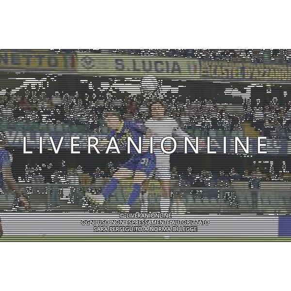 Tomas Suslov of Hellas Verona FC competes for the ball with Tommaso Augello of Cagliari Calcio during Hellas Verona FC vs Cagliari Calcio, 34° Serie A Enilive 2024-25 game at Marcantonio Bentegodi stadium in Verona (VR), Italy, on April 28, 2025. (Photo by Davide Casentini)- AGENZIA ALDO LIVERANI SAS