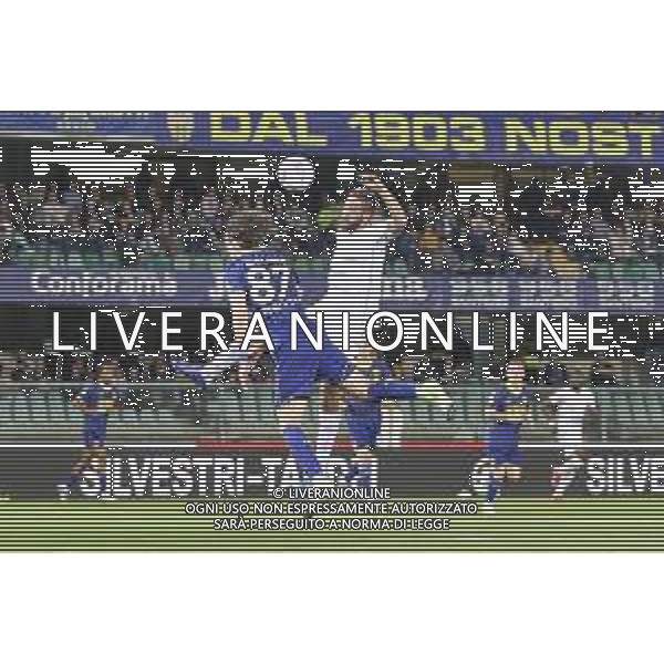 Leonardo Pavoletti of Cagliari Calcio battle for the ball with Daniele Ghilardi of Hellas Verona FC during Hellas Verona FC vs Cagliari Calcio, 34° Serie A Enilive 2024-25 game at Marcantonio Bentegodi stadium in Verona (VR), Italy, on April 28, 2025. (Photo by Davide Casentini)- AGENZIA ALDO LIVERANI SAS