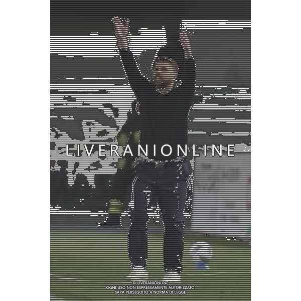 Paolo Zanetti Head Coach of Hellas Verona FC gestures during Hellas Verona FC vs Cagliari Calcio, 34° Serie A Enilive 2024-25 game at Marcantonio Bentegodi stadium in Verona (VR), Italy, on April 28, 2025. (Photo by Davide Casentini)- AGENZIA ALDO LIVERANI SAS