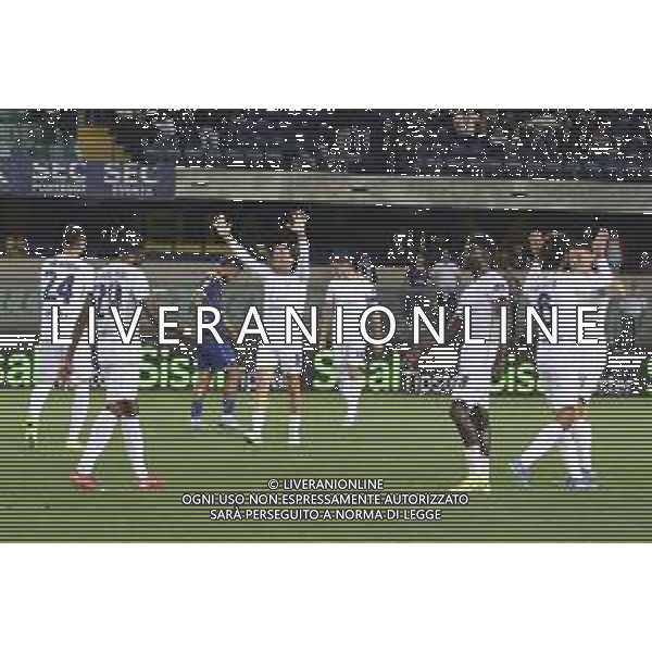 Cagliari players celebrate the victory at the end of during Hellas Verona FC vs Cagliari Calcio, 34° Serie A Enilive 2024-25 game at Marcantonio Bentegodi stadium in Verona (VR), Italy, on April 28, 2025. (Photo by Davide Casentini)- AGENZIA ALDO LIVERANI SAS