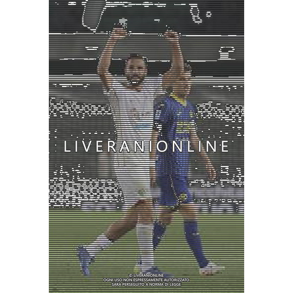 Leonardo Pavoletti of Cagliari Calcio applaud the fans following during Hellas Verona FC vs Cagliari Calcio, 34° Serie A Enilive 2024-25 game at Marcantonio Bentegodi stadium in Verona (VR), Italy, on April 28, 2025. (Photo by Davide Casentini)- AGENZIA ALDO LIVERANI SAS
