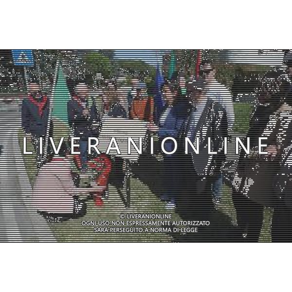 IMOLA 30 04 2025 QUARTIERE ZOLINO Intitolazione rotatoria alle Staffette partigiane NELLA FOTO VICE SINDACA DI IMOLA ELISA SPADA DEPONE UN MAZZO DI FIORI ©SANNA - AGENZIA ALDO LIVERANI SAS
