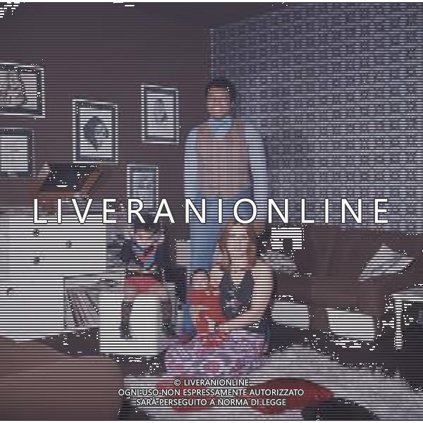 DIAP-RETROSPETTIVA WESS JOHNSON PSEUDONIMO WESLEY JOHNSON CANTANTE NELLA FOTO WESS JOHNSON A ROMA NELL\'ANNO 1974 CON LA MOGLIE RITA TARTAGLIA E I FIGLI AG ALDO LIVERANI SAS
