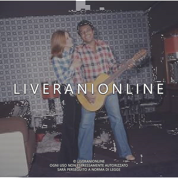 DIAP-RETROSPETTIVA WESS JOHNSON PSEUDONIMO WESLEY JOHNSON CANTANTE NELLA FOTO WESS JOHNSON A ROMA NELL\'ANNO 1974 CON LA MOGLIE RITA TARTAGLIA E I FIGLI AG ALDO LIVERANI SAS