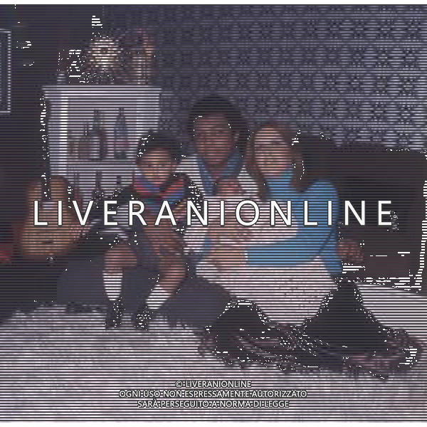 DIAP-RETROSPETTIVA WESS JOHNSON PSEUDONIMO WESLEY JOHNSON CANTANTE NELLA FOTO WESS JOHNSON A ROMA NELL\'ANNO 1974 CON LA MOGLIE RITA TARTAGLIA E I FIGLI AG ALDO LIVERANI SAS