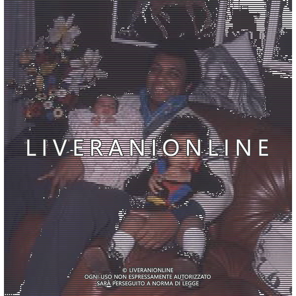 DIAP-RETROSPETTIVA WESS JOHNSON PSEUDONIMO WESLEY JOHNSON CANTANTE NELLA FOTO WESS JOHNSON A ROMA NELL\'ANNO 1974 CON LA MOGLIE RITA TARTAGLIA E I FIGLI AG ALDO LIVERANI SAS