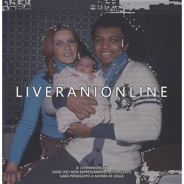 DIAP-RETROSPETTIVA WESS JOHNSON PSEUDONIMO WESLEY JOHNSON CANTANTE NELLA FOTO WESS JOHNSON A ROMA NELL\'ANNO 1974 CON LA MOGLIE RITA TARTAGLIA E I FIGLI AG ALDO LIVERANI SAS