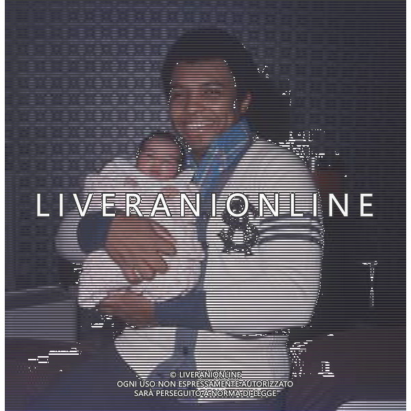 DIAP-RETROSPETTIVA WESS JOHNSON PSEUDONIMO WESLEY JOHNSON CANTANTE NELLA FOTO WESS JOHNSON A ROMA NELL\'ANNO 1974 CON LA MOGLIE RITA TARTAGLIA E I FIGLI AG ALDO LIVERANI SAS