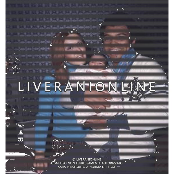 DIAP-RETROSPETTIVA WESS JOHNSON PSEUDONIMO WESLEY JOHNSON CANTANTE NELLA FOTO WESS JOHNSON A ROMA NELL\'ANNO 1974 CON LA MOGLIE RITA TARTAGLIA E I FIGLI AG ALDO LIVERANI SAS