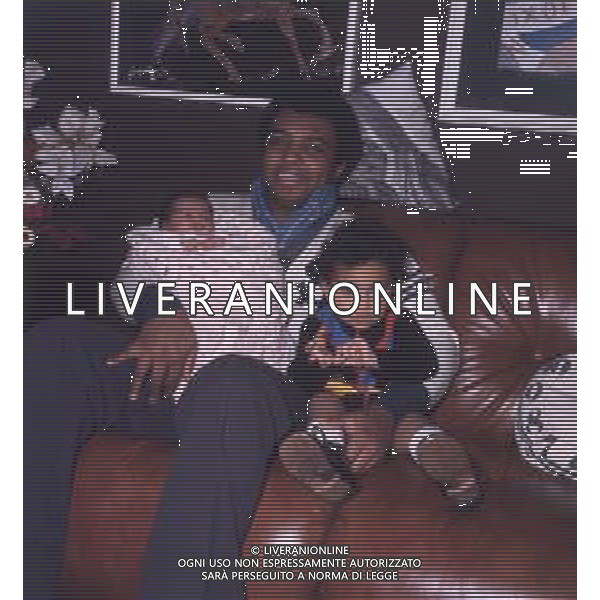 DIAP-RETROSPETTIVA WESS JOHNSON PSEUDONIMO WESLEY JOHNSON CANTANTE NELLA FOTO WESS JOHNSON A ROMA NELL\'ANNO 1974 CON LA MOGLIE RITA TARTAGLIA E I FIGLI AG ALDO LIVERANI SAS