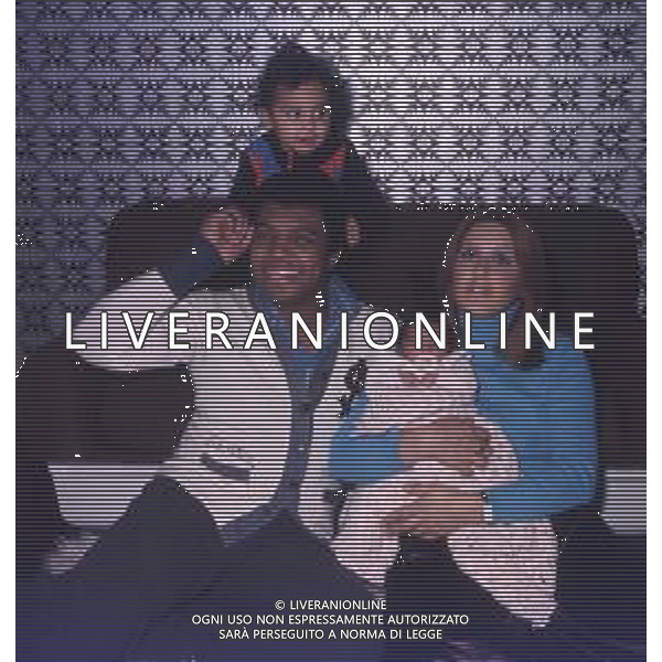 DIAP-RETROSPETTIVA WESS JOHNSON PSEUDONIMO WESLEY JOHNSON CANTANTE NELLA FOTO WESS JOHNSON A ROMA NELL\'ANNO 1974 CON LA MOGLIE RITA TARTAGLIA E I FIGLI AG ALDO LIVERANI SAS