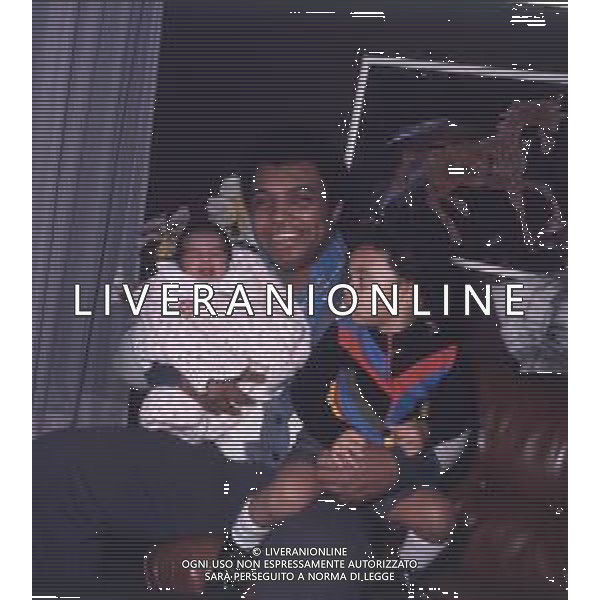 DIAP-RETROSPETTIVA WESS JOHNSON PSEUDONIMO WESLEY JOHNSON CANTANTE NELLA FOTO WESS JOHNSON A ROMA NELL\'ANNO 1974 CON LA MOGLIE RITA TARTAGLIA E I FIGLI AG ALDO LIVERANI SAS
