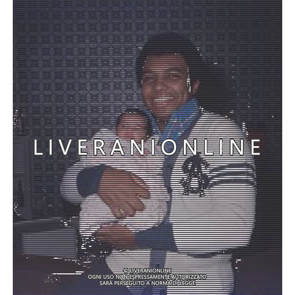DIAP-RETROSPETTIVA WESS JOHNSON PSEUDONIMO WESLEY JOHNSON CANTANTE NELLA FOTO WESS JOHNSON A ROMA NELL\'ANNO 1974 CON LA MOGLIE RITA TARTAGLIA E I FIGLI AG ALDO LIVERANI SAS