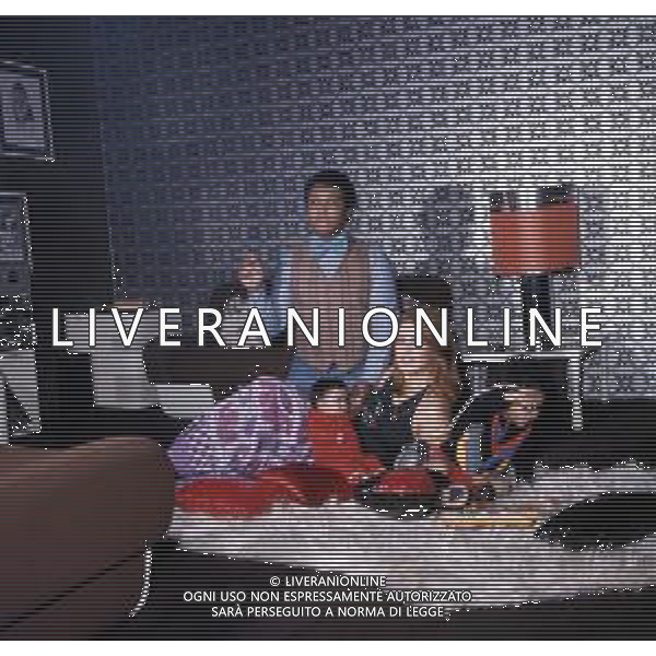 DIAP-RETROSPETTIVA WESS JOHNSON PSEUDONIMO WESLEY JOHNSON CANTANTE NELLA FOTO WESS JOHNSON A ROMA NELL\'ANNO 1974 CON LA MOGLIE RITA TARTAGLIA E I FIGLI AG ALDO LIVERANI SAS