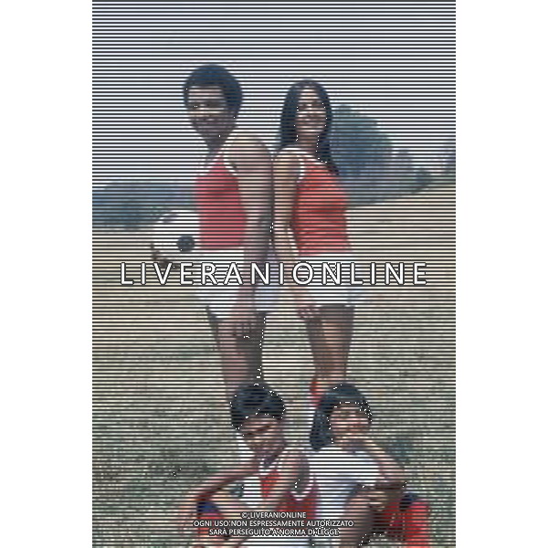 COL-RETROSPETTIVA WESS JOHNSON PSEUDONIMO WESLEY JOHNSON CANTANTE NELLA FOTO WESS JOHNSON CON LA MOGLIE MIRELLA CECCARELLI E FAMIGLIA FOTO EDGARDO DELLA SCORCIOSA-AG ALDO LIVERANI SAS