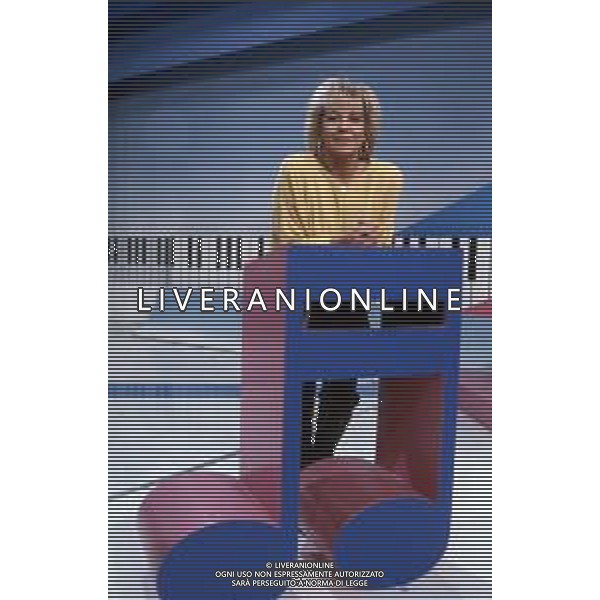 DIAP-RETROSPETTIVA WILMA GOICH CANTANTE NELLA FOTO WILMA GOICH CONDUCE LA TRASMISSIONE TELEVISIVA “TRIS“ ANNO 1990 AG ALDO LIVERANI SAS