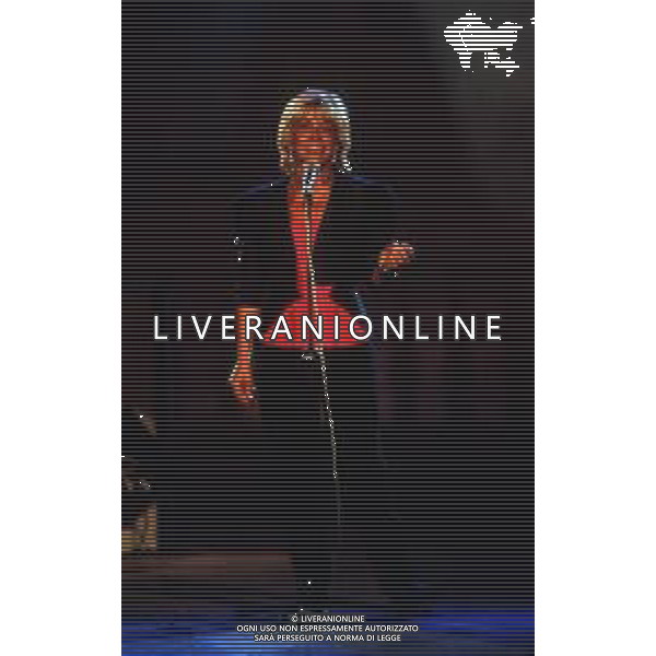 COL-RETROSPETTIVA WILMA GOICH CANTANTE NELLA FOTO WILMA GOICH IN UNA SUA ESIBIZIONE CANORA ANNO 90 AG ALDO LIVERANI SAS