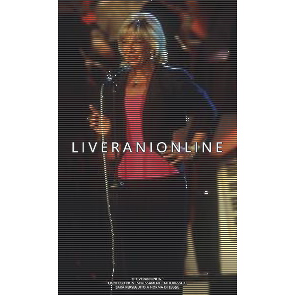 COL-RETROSPETTIVA WILMA GOICH CANTANTE NELLA FOTO WILMA GOICH IN UNA SUA ESIBIZIONE CANORA ANNO 90 AG ALDO LIVERANI SAS