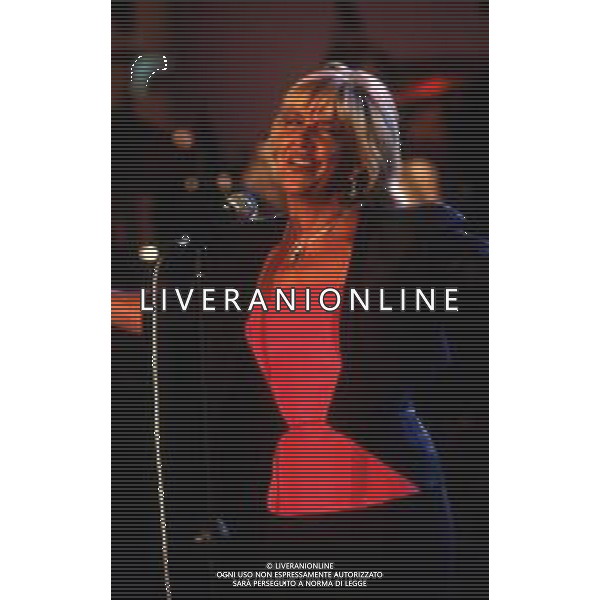COL-RETROSPETTIVA WILMA GOICH CANTANTE NELLA FOTO WILMA GOICH IN UNA SUA ESIBIZIONE CANORA ANNO 90 AG ALDO LIVERANI SAS