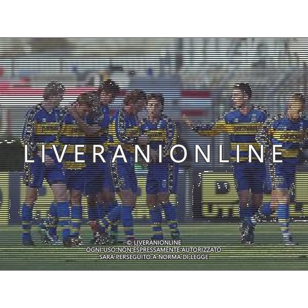DIG- PIACENZA - PARMA CAMPIONATO CALCIO SERIE A 12 GENNAIO 2003 - RISULTATO 1-1 NELLA FOTO ESULTANZA PARMA DOPO IL GOL DI ADRIAN MUTU AGENZIA ALDO LIVERANI SAS