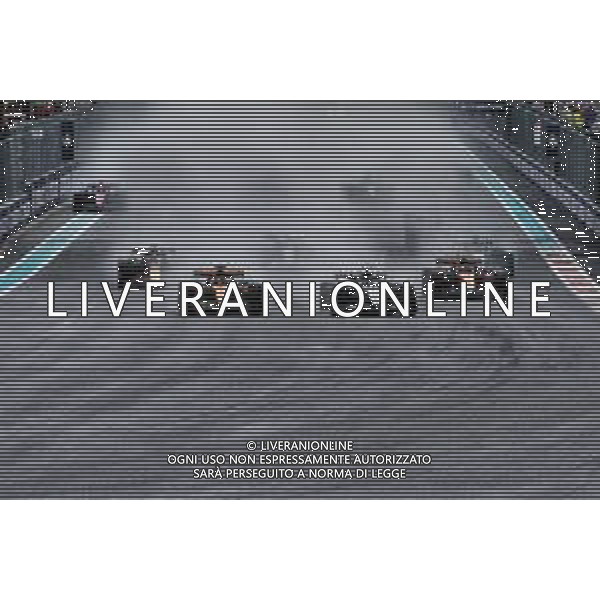Oscar Piastri (AUS) McLaren MCL39 passes Andrea Kimi Antonelli (ITA) Mercedes AMG F1 W16 at the start of Sprint. 03.05.2025. Formula 1 World Championship, Rd 6, Miami Grand Prix, Miami, Florida, USA, Sprint and Qualifying Day. - www.xpbimages.com, EMail: requests@xpbimages.com © Copyright: Moy / XPB Images ONLY ITALY-AG ALDO LIVERANI SAS