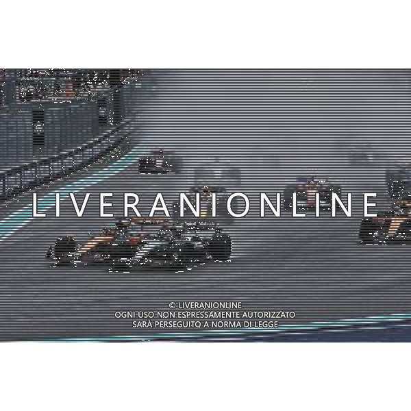 Oscar Piastri (AUS) McLaren MCL39 passes Andrea Kimi Antonelli (ITA) Mercedes AMG F1 W16 at the start of Sprint. 03.05.2025. Formula 1 World Championship, Rd 6, Miami Grand Prix, Miami, Florida, USA, Sprint and Qualifying Day. - www.xpbimages.com, EMail: requests@xpbimages.com © Copyright: Moy / XPB Images ONLY ITALY-AG ALDO LIVERANI SAS