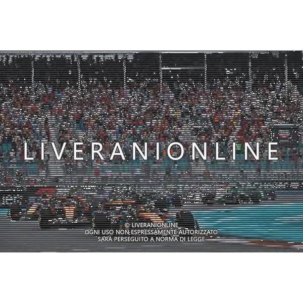 Oscar Piastri (AUS) McLaren MCL39 leads at the start of Sprint. 03.05.2025. Formula 1 World Championship, Rd 6, Miami Grand Prix, Miami, Florida, USA, Sprint and Qualifying Day. - www.xpbimages.com, EMail: requests@xpbimages.com © Copyright: Batchelor / XPB Images ONLY ITALY-AG ALDO LIVERANI SAS