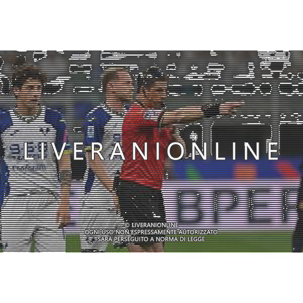 Inter vs Hellas Verona nella foto l\'arbitro Gianluca Manganiello di Pinerolo (TO) assegna il rigore all\'Inter dopo revisione al VAR Milano 03-05-2025 Stadio Giuseppe Meazza - San Siro Campionato Serie A Enilive - 35a giornata foto Roberto Garavaglia/Agenzia Aldo Liverani sas- AGENZIA ALDO LIVERANI SAS