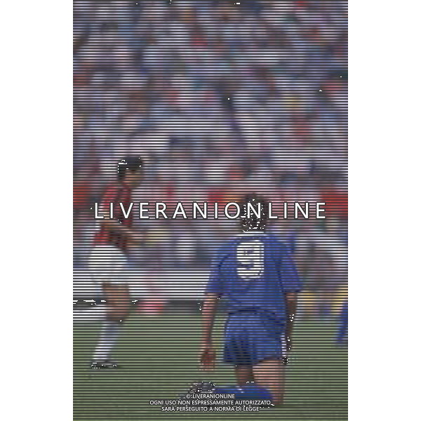 DIAP-RETROSPETTIVA STEFANO BORGONOVO CALCIATORE NELLA FOTO STEFANO BORGONOVO CON LA MAGLIA DEL COMO CALCIO AG ALDO LIVERANI SAS