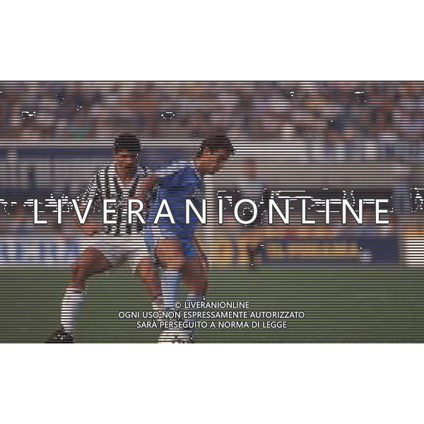 DIAP-RETROSPETTIVA STEFANO BORGONOVO CALCIATORE NELLA FOTO STEFANO BORGONOVO CON LA MAGLIA DEL COMO CALCIOE LUCIANO FAVERO AG ALDO LIVERANI SAS