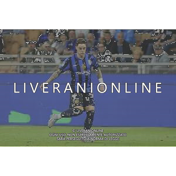 Nicola Zalewski of Inter FC play the ball during Inter FC vs Hellas Verona FC, 35° Serie A Enilive 2024-25 game at Giuseppe Meazza - San Siro stadium in Milano (MI), Italy, on April 06, 2025. (Photo by Davide Casentini)- AGENZIA ALDO LIVERANI SAS