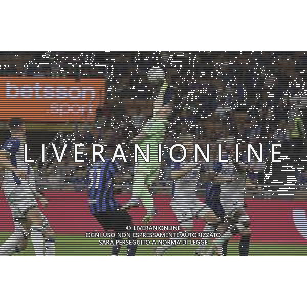 Lorenzo Montipo’ of Hellas Verona FC makes a save during Inter FC vs Hellas Verona FC, 35° Serie A Enilive 2024-25 game at Giuseppe Meazza - San Siro stadium in Milano (MI), Italy, on April 06, 2025. (Photo by Davide Casentini)- AGENZIA ALDO LIVERANI SAS