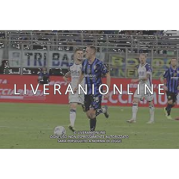 Davide Frattesi of Inter FC play the ball during Inter FC vs Hellas Verona FC, 35° Serie A Enilive 2024-25 game at Giuseppe Meazza - San Siro stadium in Milano (MI), Italy, on April 06, 2025. (Photo by Davide Casentini)- AGENZIA ALDO LIVERANI SAS
